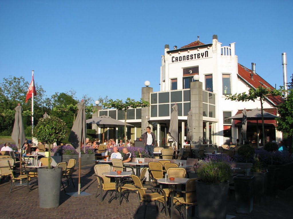 Op het terras van brasserie Cronestyn by Piet Guijt