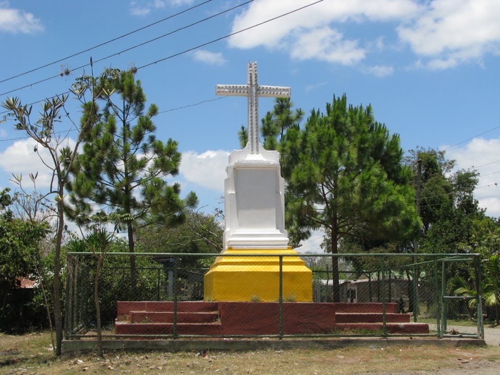 Cruz del llano de la Cruz, Jinotega Nicaragua by Elias Bucardo