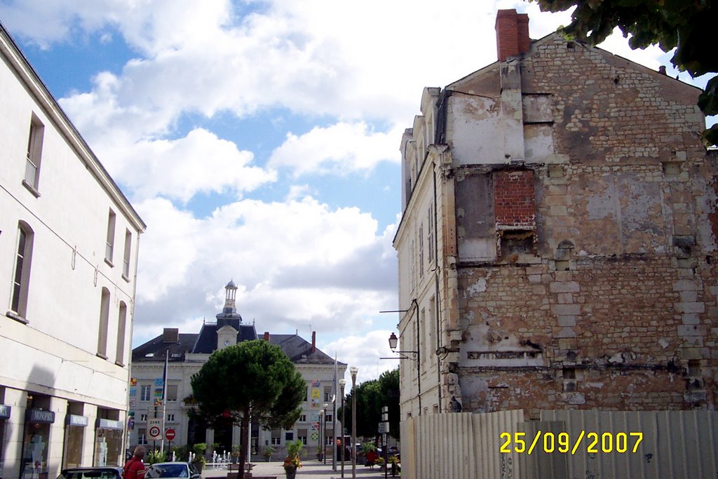 Châtellerault, L'hôtel de ville (au fond) by Poupinou