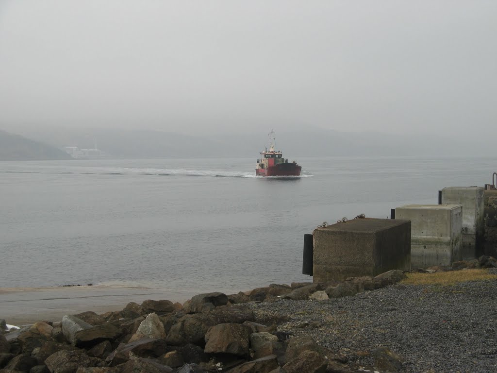 Ferry arriving in Jura from Islay by alfaetrin