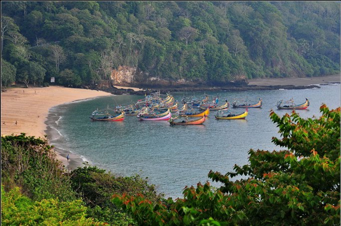 Pantai Papuma - Fisherboats - by DiBe by Dieter Behrens