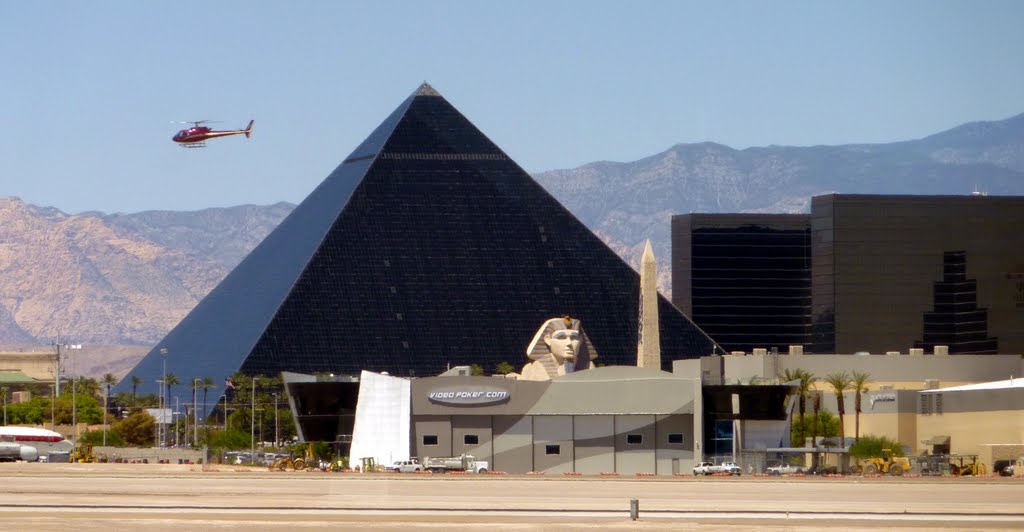 The Luxor and an helicopter by spiritualizedkaos