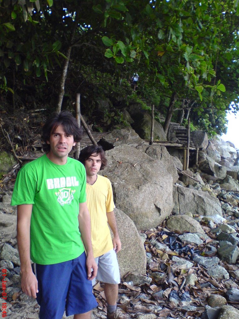 Escada de madeira e pedra que leva pra rodovia que vai pra Praia Grande(Ubatuba-SP) by H@minesia