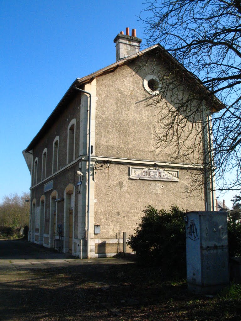 La gare vue du quai, St Denis-Jargeau,France by didi45