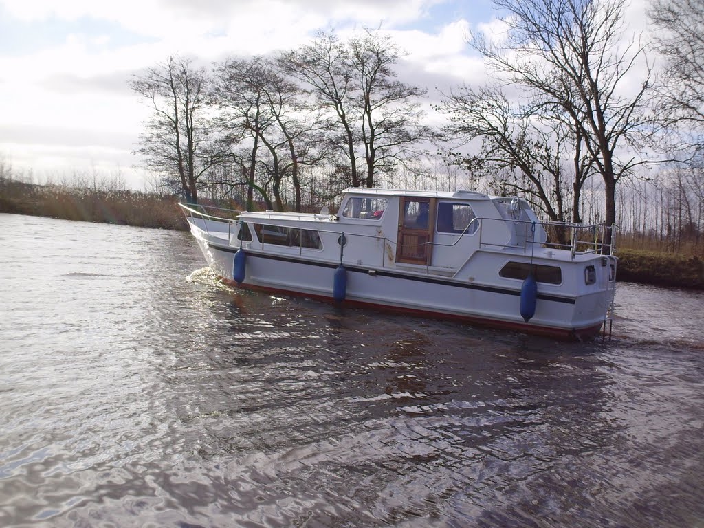 Vaarend bootje by Rick Elzinga