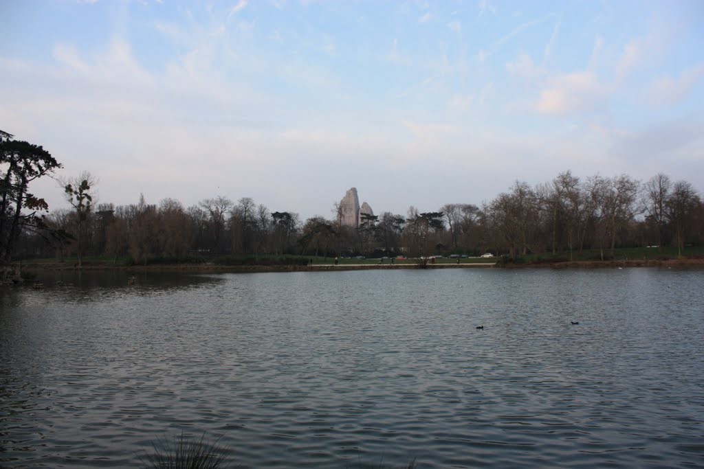 Le rocher du Zoo au dela de l'étang by Angel MD