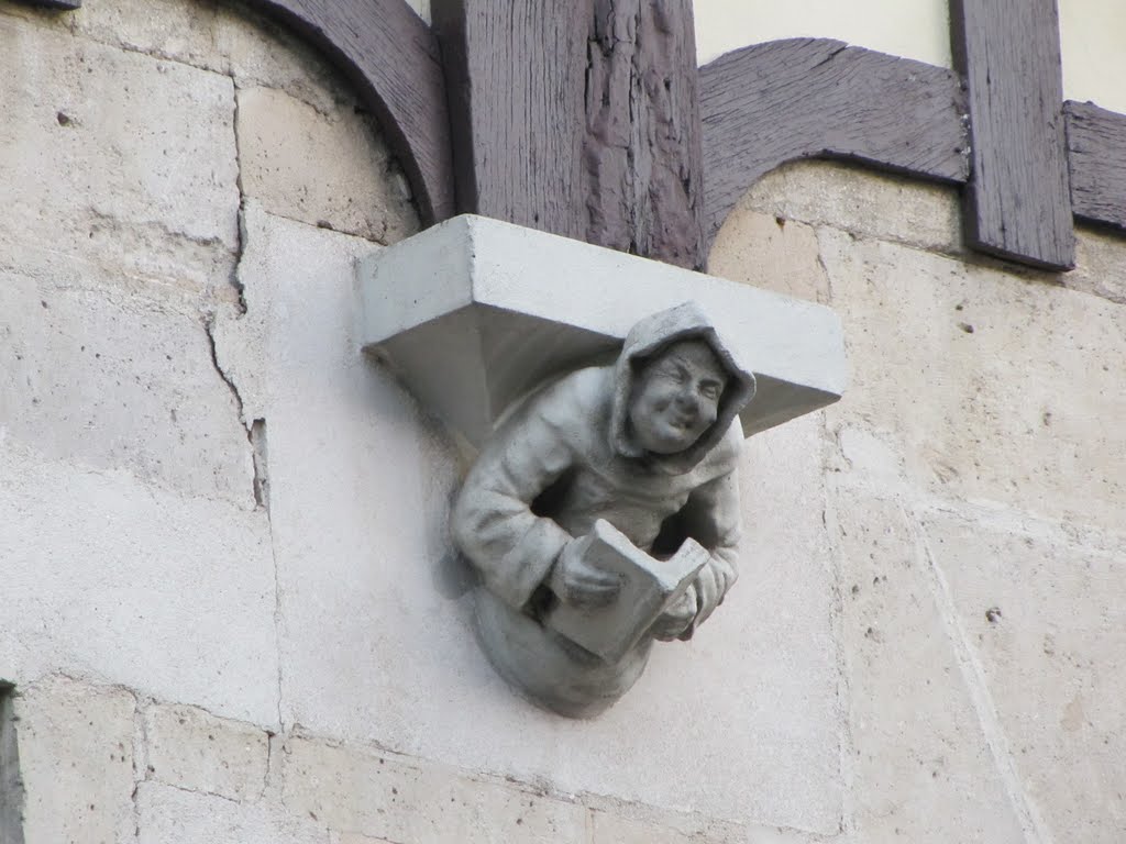 Lecteur qui s'intéresse bien plus au passants de la rue Nationale by Fr. Saunier