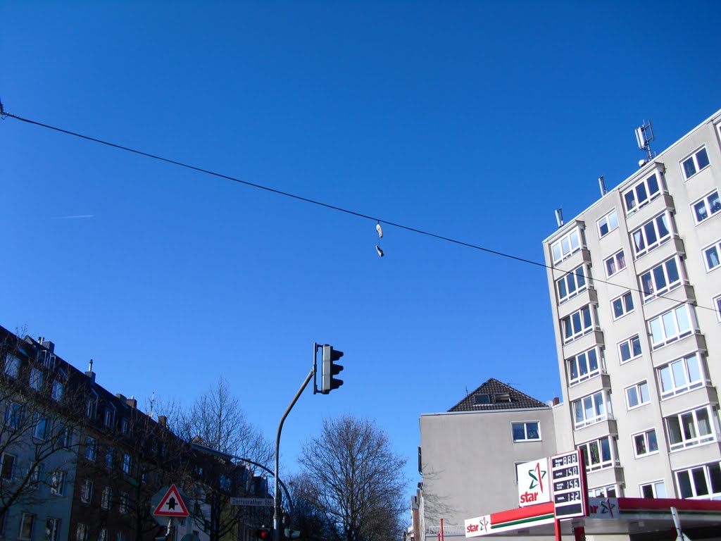 Ein Paar Schuhe Arnulfstrasse/Berrenrather Strasse, Köln März 2011 by Klaus-Heinz Herda