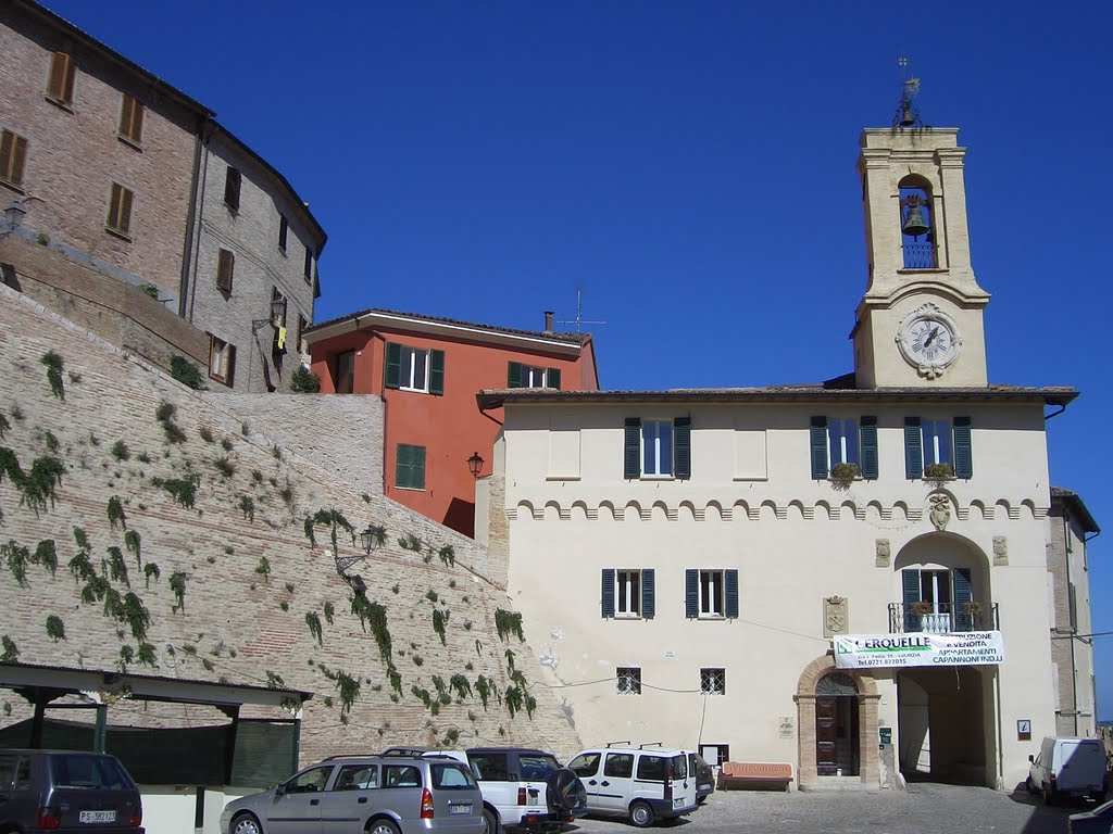 Piazza e portale d'ingresso di Cartoceto by Antonio Colucci