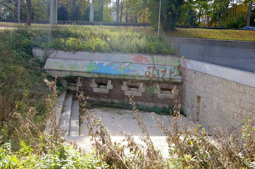 Obere Donaubastion - Grabenmauer und Bonnetkasematte by Michael Vogt