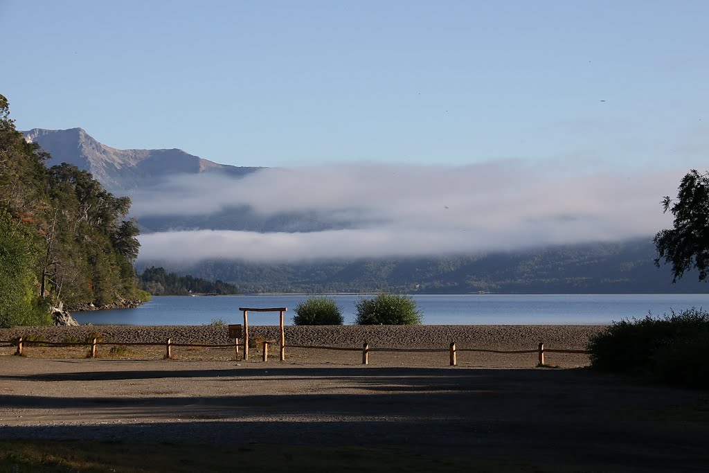 Lago Futalaufquen y niebla by Alberto Azparren