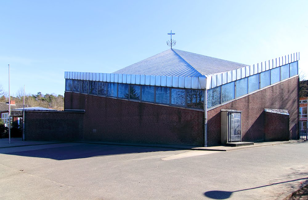 Heilig-Kreuz-Kirche in Hamburg Neugraben by Fraenzel