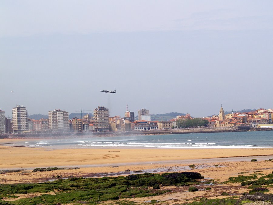 Gijón: guerra en la playa by Franciscovies