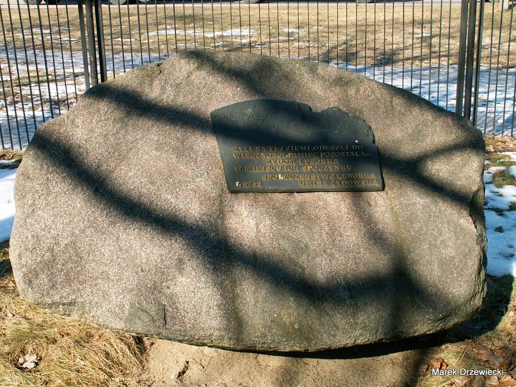 Obelisk w miejscu cmentarza żydowskiego by drzewkowaty