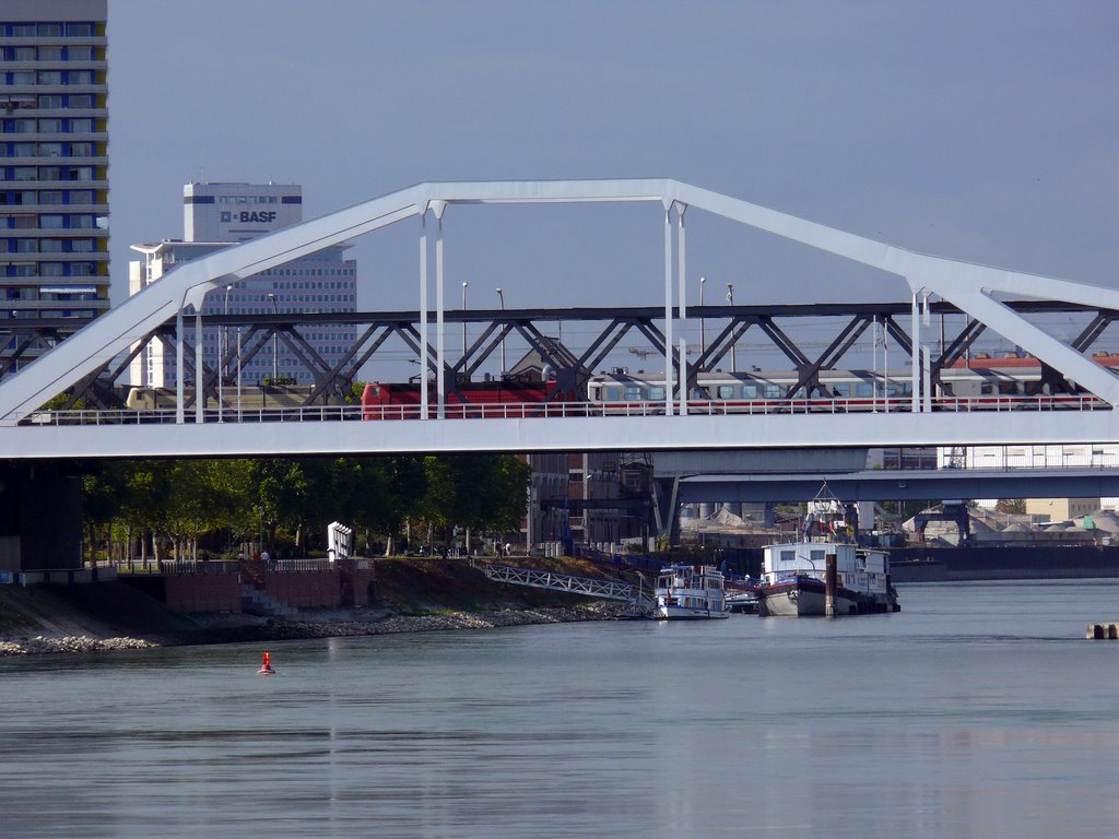 Blick auf BASF-Hochhaus und Konrad-Adenauer-Brücke by Daniel_W