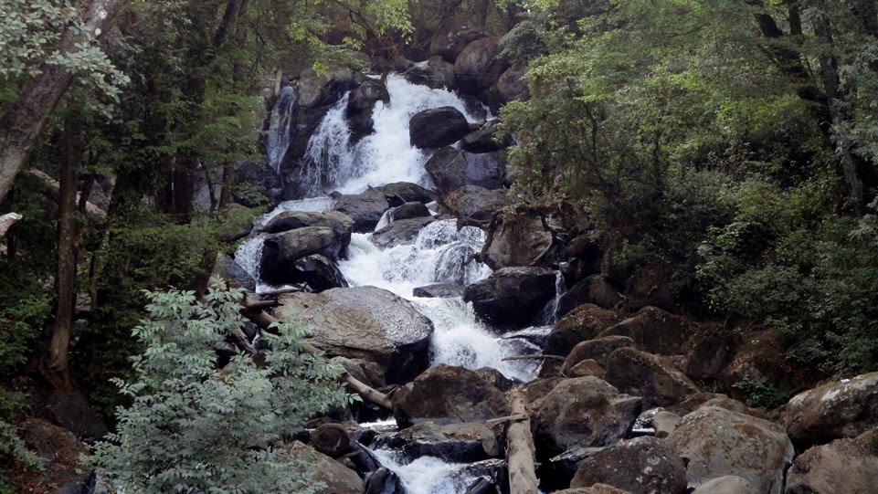 ACERCAMIENTO DE CASCADA VELO DE NOVIA EN AVANDARO, VALLE DE BRAVO, MZO 2011 by Sergio Arce G