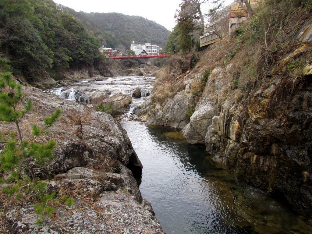 馬の背岩の上から上流方面（湯谷温泉） by oota