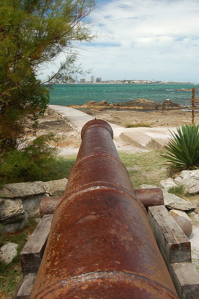 Cannon pointing to Punta del Este by Gustavo Marquez