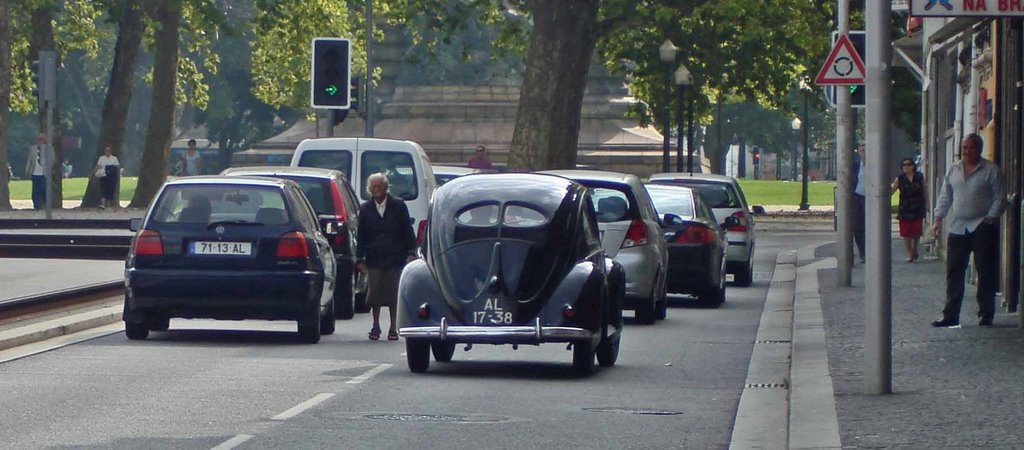 Porto - VW Käfer 1950-1952 http://en.wikipedia.org/wiki/Volkswagen_Beetle by 工藤マイケル