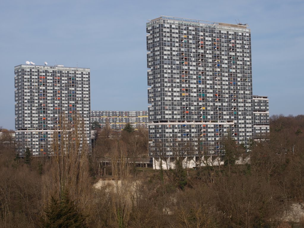 Le Lignon, build in 1963, 1 kilomètre longueur, 100 mètres hauteur. by duchmurz