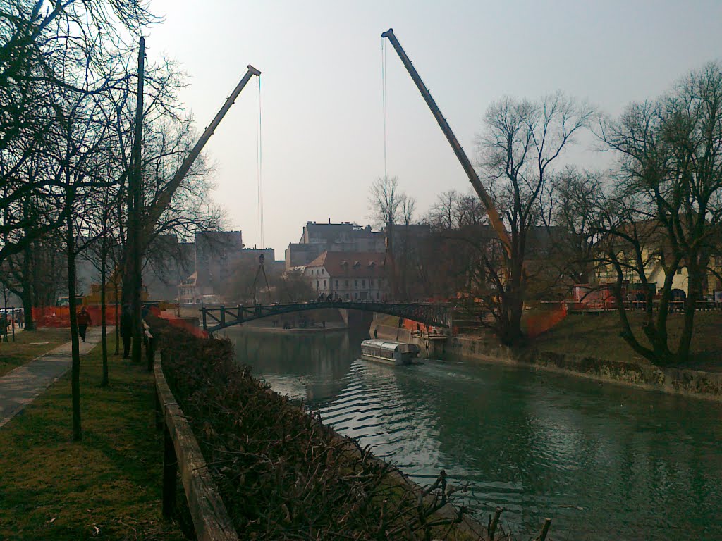 The first boat going under the new Hradecki bridge by pskusek