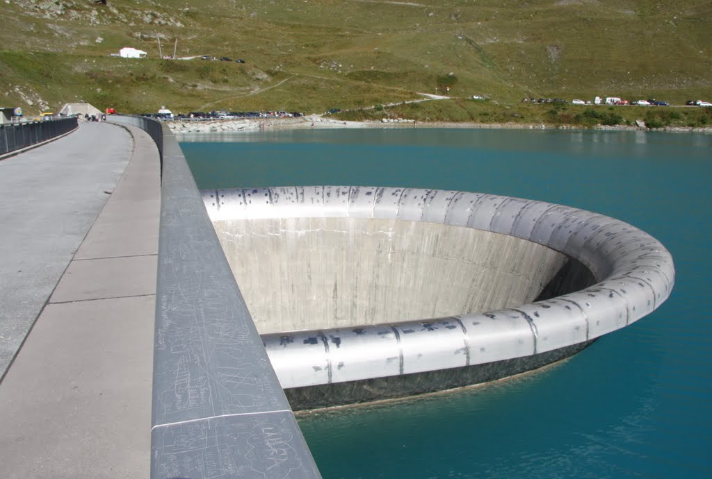 Grimentz - L'exutoire du barrage de Moiry by Charly-G. Arbellay