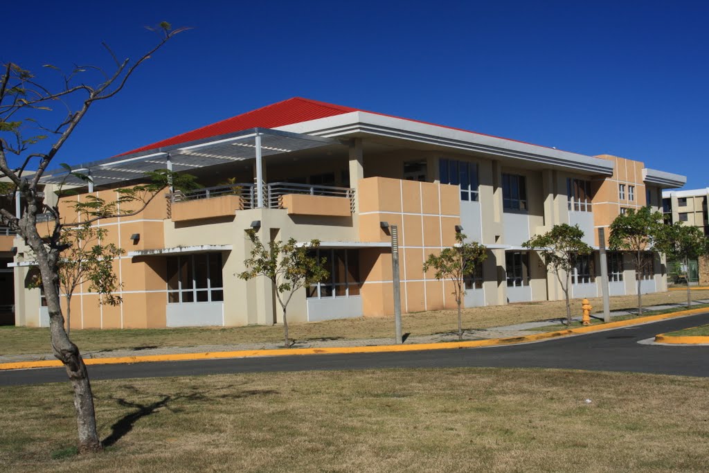 Sede del Departamento de Recreación y Deporte de Puerto Rico by Ricardo David Jusino