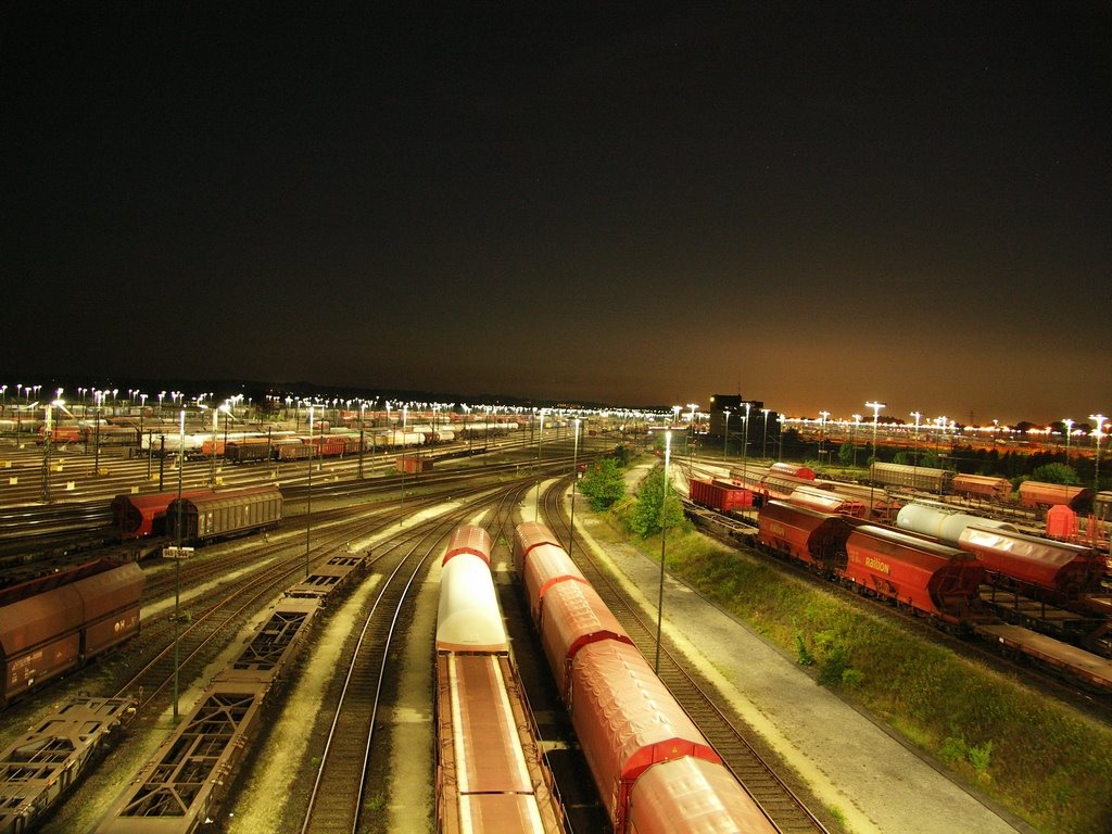 Bahnhof bei Nacht by Dicksaiter