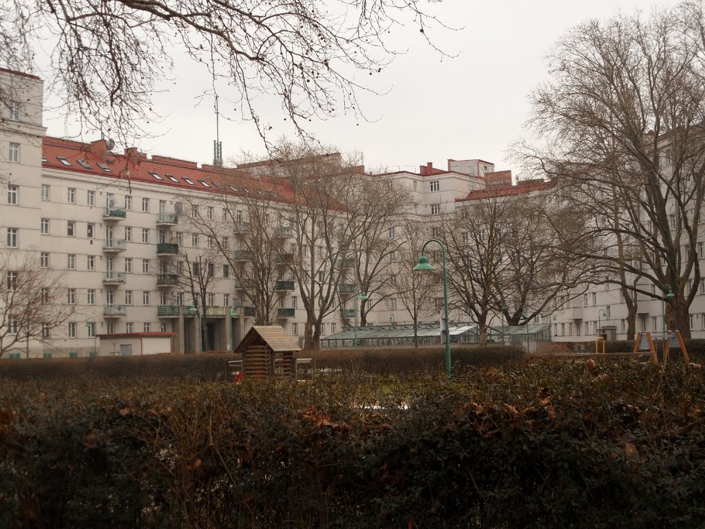 Wohnanlage Friedrich-Engels-Platz - Nordwestliche Ecke des Hofs Kapaunplatz/ Forsthausgasse/ Leystraße/ Aignerstraße by IngolfBLN