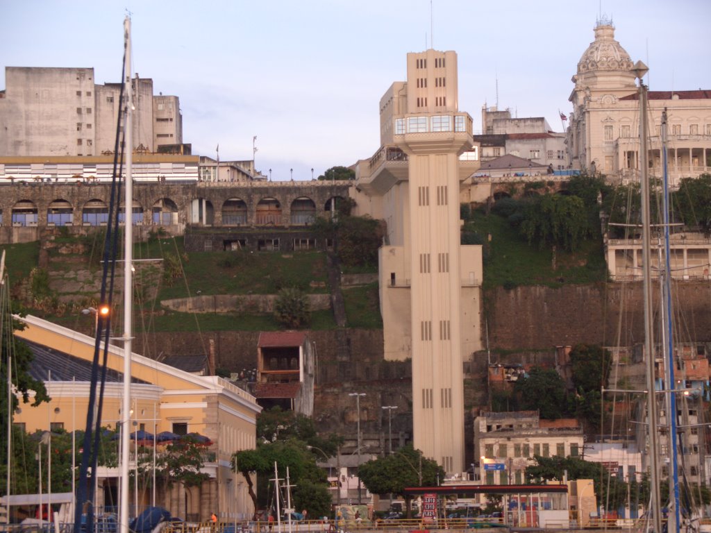 Elevador Lacerda by Adriano