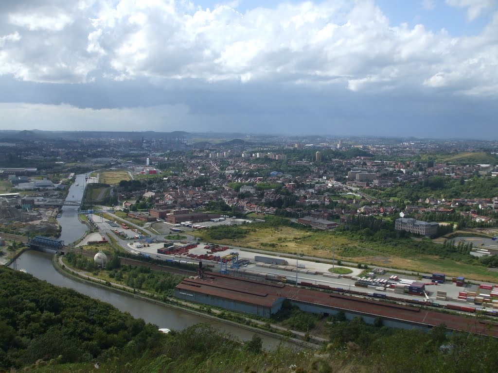 Charleroi du terril de la borne blanche by Gérard André