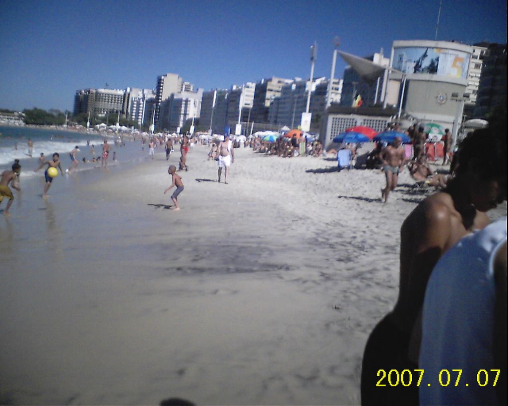 Praia de copacabana by leo freire