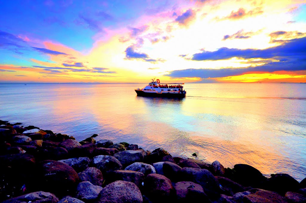 Sunset cruise @ Manila Bay, Philippines by Rodolfo TANGAN