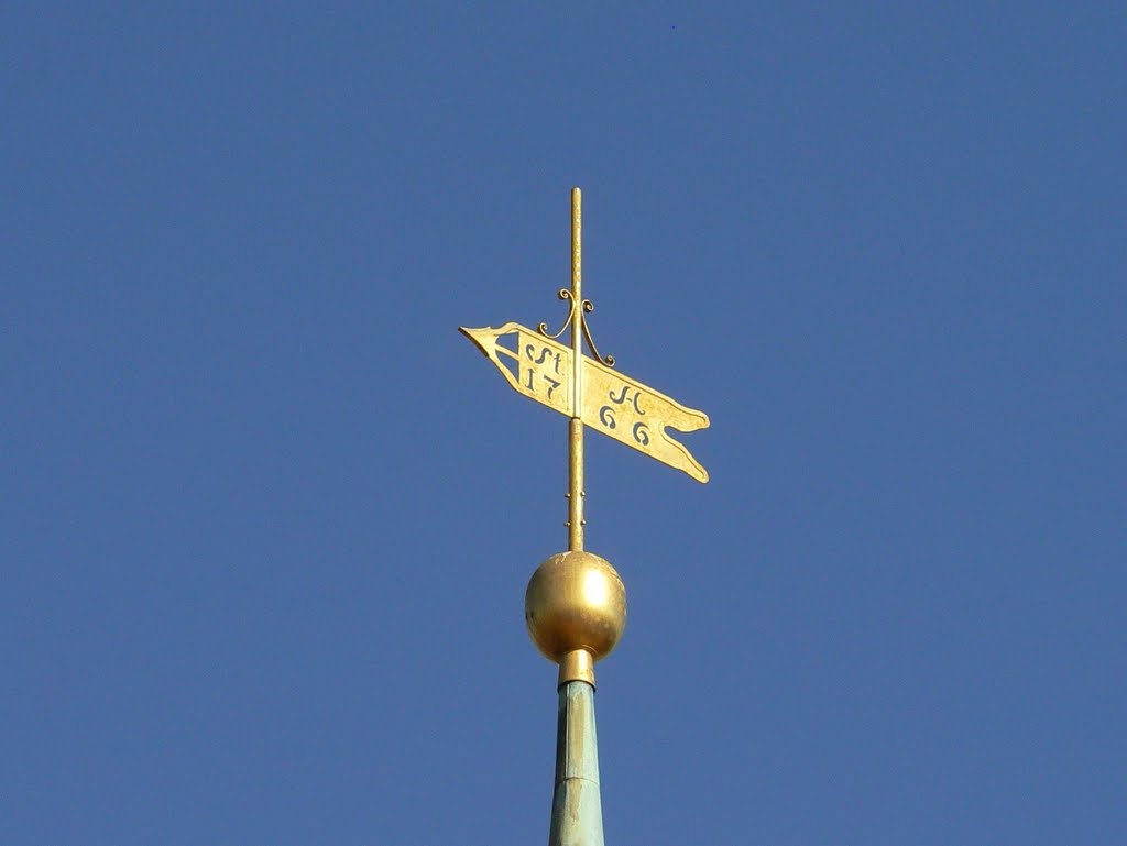 Meißen - Blick auf Turmspitze & Wetterfahne der Kirche Sankt Afra, der ältesten Kirche der Stadt by Thomas Eichler