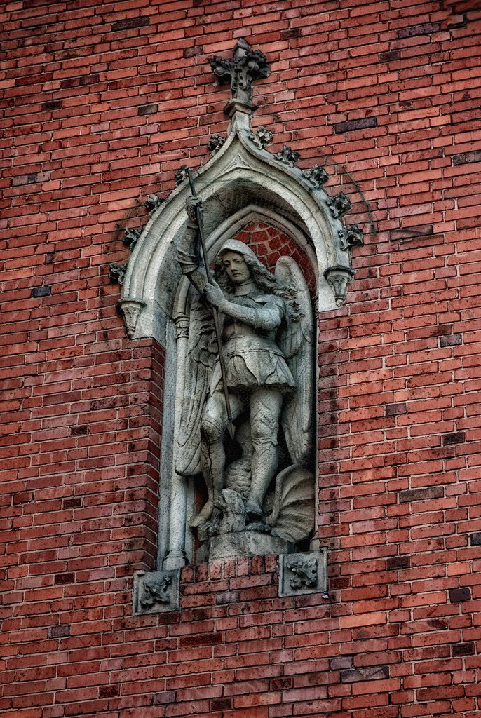 Poznań [Jeżyce], ul. Słowackiego - rzeźba na ścianie budynku szkoły by Xavier.pl