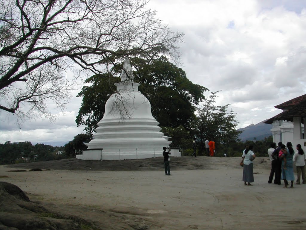 Lankathileke Dagoba, Hinduism and Buddhism in "natural" coexistence by MgPk