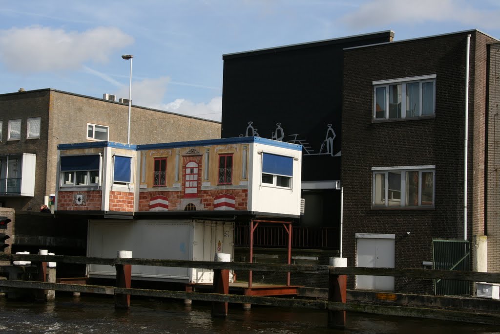 Bonte Bouwkeetformatie boven het Water, Alphen aan de Rijn. by Carl030nl