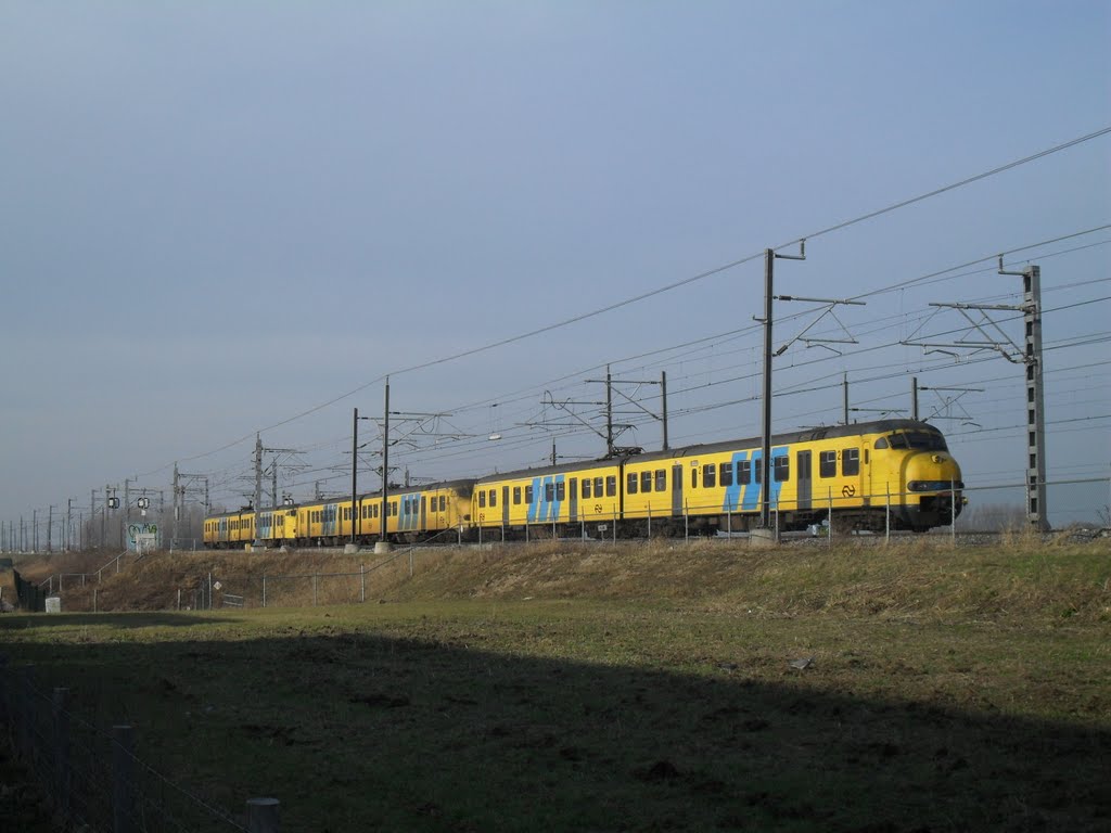 Oude gele trein (febr. 2011) by bertgort24