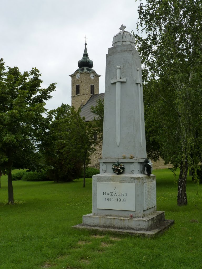 I. világháborús emlékmű a templom parkjában - Feldebrő by tehenes