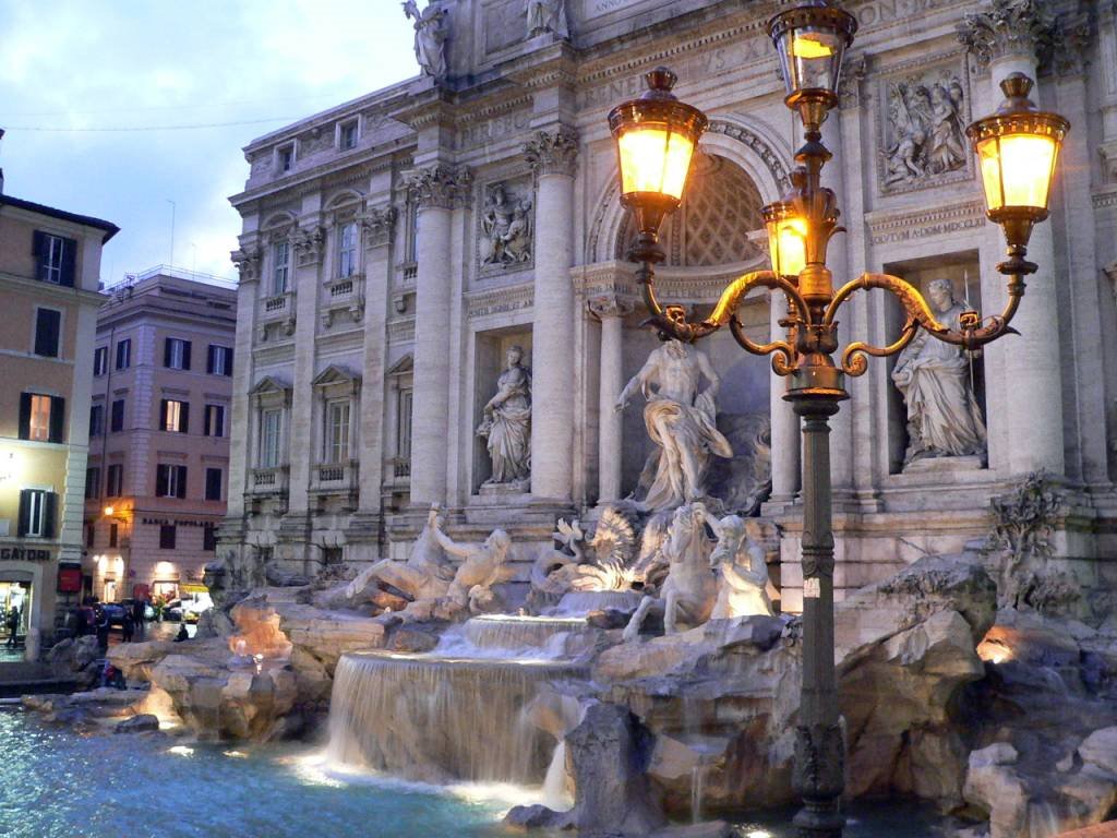 Italie, Rome, la Fontaine de Trevi à la tombée du jour elle fut achevée en 1762 par Niccolo Pannini. by Roger-11