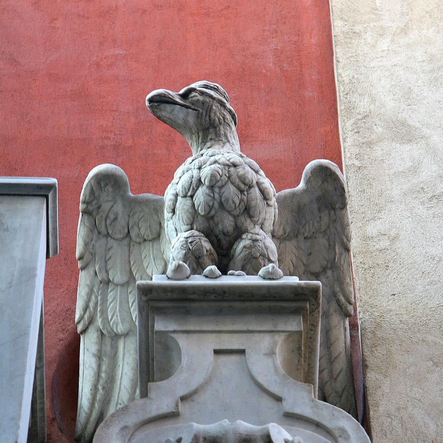 Estátua de águila. Calle Águilas. Sevilla by galba