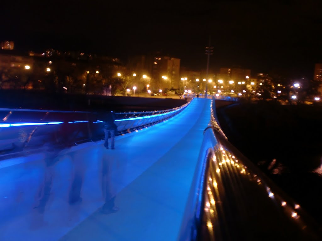 Pasarela peatonal Pedro Gómez Bosque (nocturno) by Casitaspucela