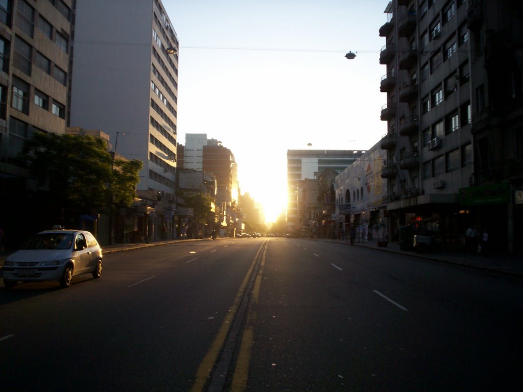 Atardecer por 18 de Julio, Montevideo Uruguay by _.