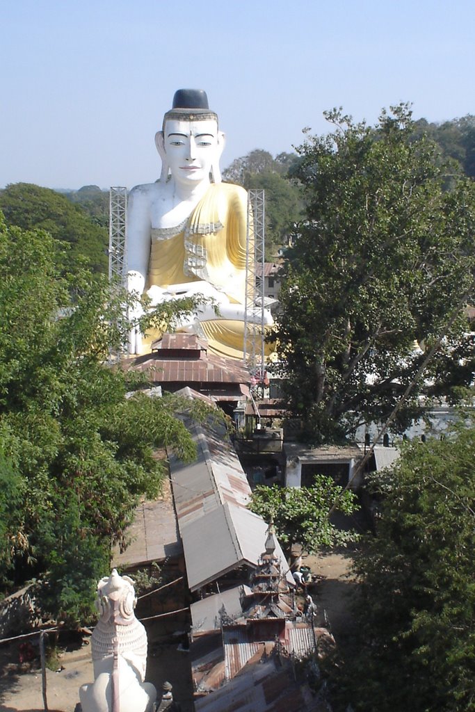 Pyay - Buddha smiling facing the pagoda by lichinga