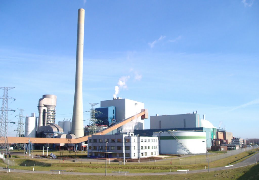 Fakkeldeskundige op de kerncentrale van Borsele. by louibase