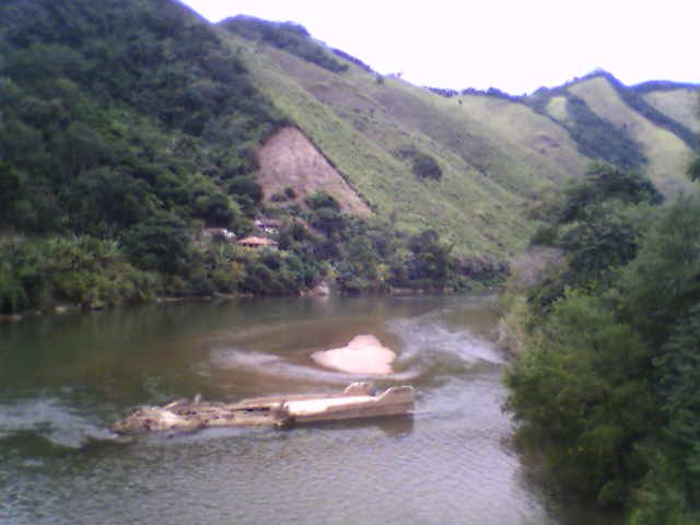 Rio Ribeira, no detalhe destroço da antiga ponte, 2005. by Vinícius A. [Moskito]