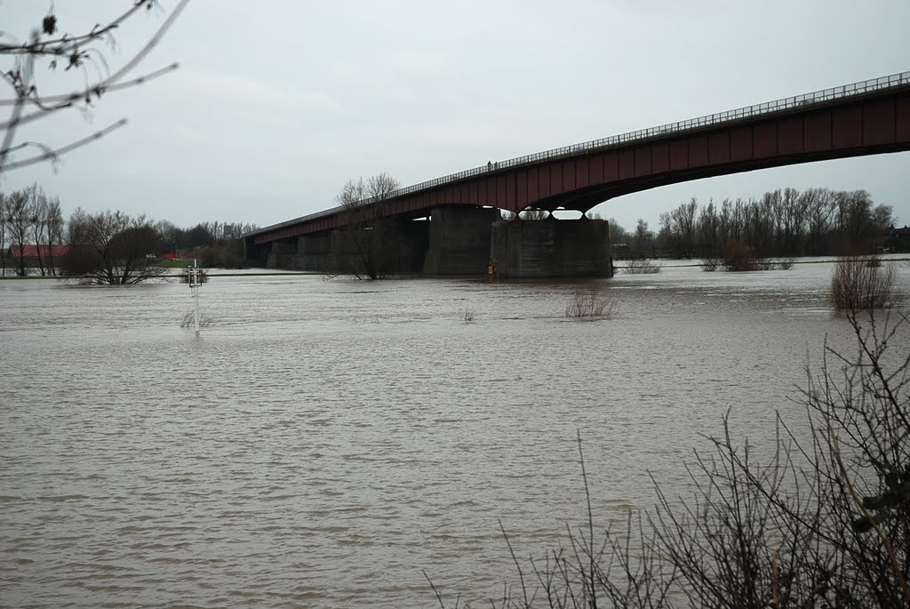 Brug bij Rhenen met hoogwater by Stef van Gasteren