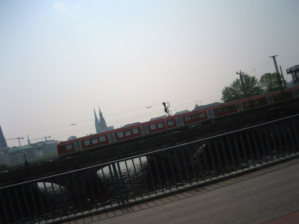 Lomardsbrücke mit S-Bahn by kang