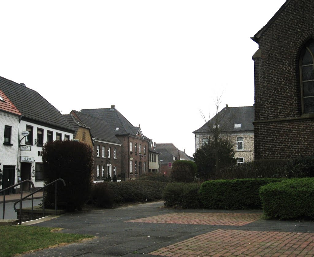 Blick auf den Kirchenvorplatz und die Häuser der Lange Str. Kapellen /Geldern by eichhörnchen