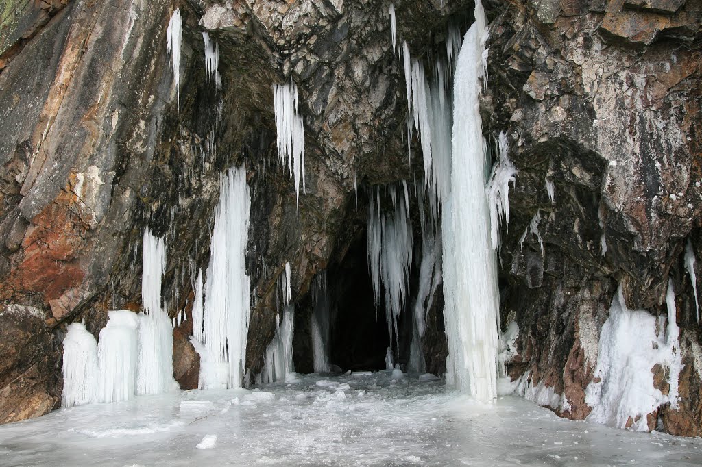 Rödgavel cave by matsljungberg